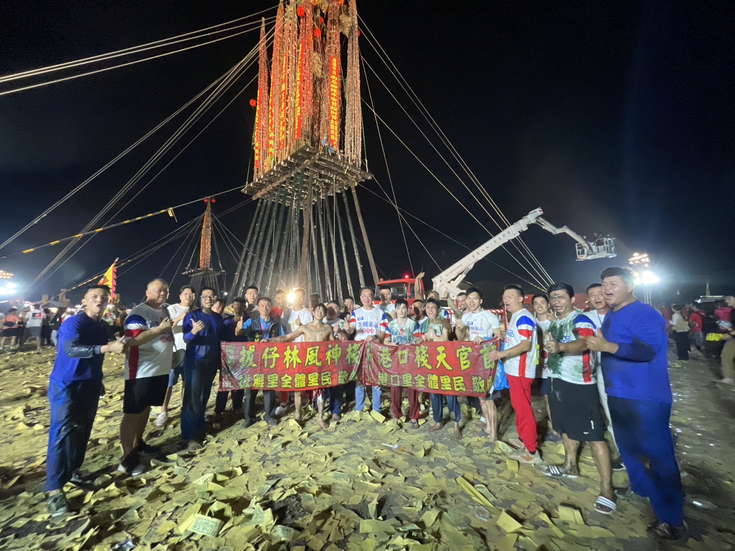 2023龍海市海峽兩岸搶孤大賽 杏輝藥品搶孤隊率先攻頂取下前三名順風旗